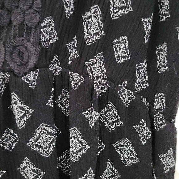 Torrid Black & White Diamond Print Top - Picture 7 of 12